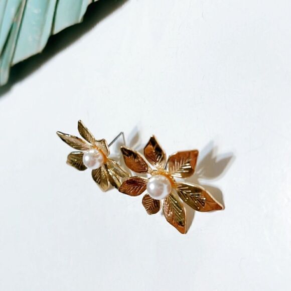 Flower pearl stud earrings #688 - Picture 2 of 3